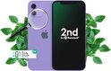 Paarse iPhone 12 Mini met vergrootglas dat krasjes toont, en groene bladeren.