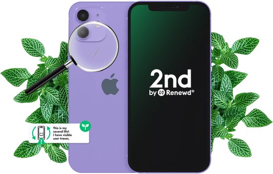 Paarse iPhone 12 Mini met vergrootglas dat krasjes toont, en groene bladeren.