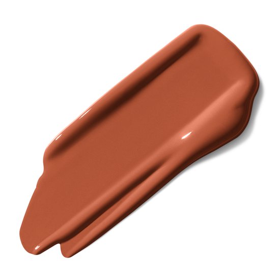 Een swatch van Maybelline Super Stay Matte Ink lipstick in de kleur "Amazonian", een matte nude-bruine kleur.