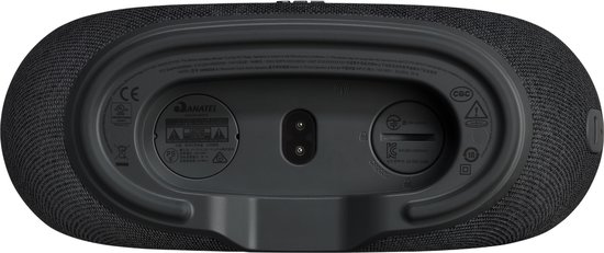 Onderkant van een zwarte JBL speaker met poorten en certificeringslogo's.