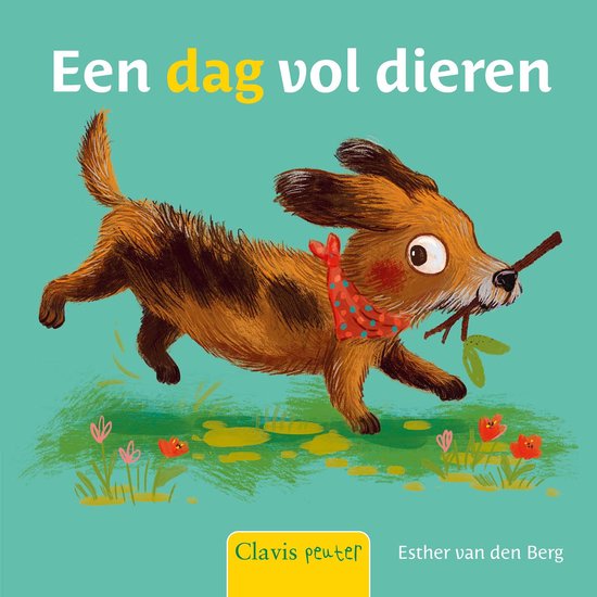 Een bruine hond met rode bandana loopt met een tak in zijn bek door het gras. Titel: Een dag vol dieren.