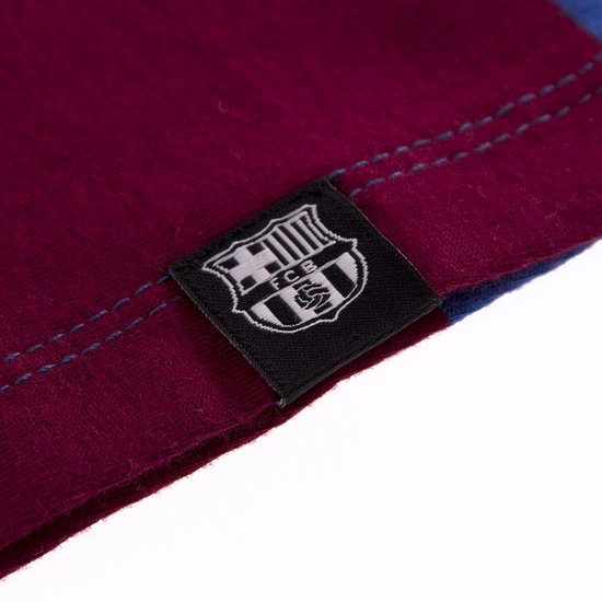 Detail van een label met het FC Barcelona logo op een bordeauxrood shirt