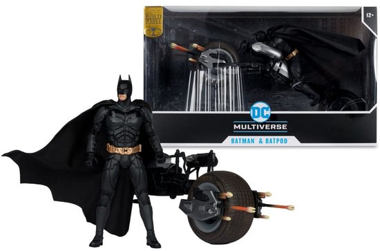 Batman met cape naast de Batpod, met de verpakking op de achtergrond.