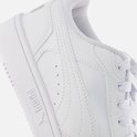 Close-up van een witte Puma sneaker, met naden en het Puma logo.