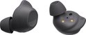 Twee zwarte Samsung Galaxy Buds FE. De linkse is van de zijkant gezien, de rechtse is van de onderkant gezien met 'R'.
