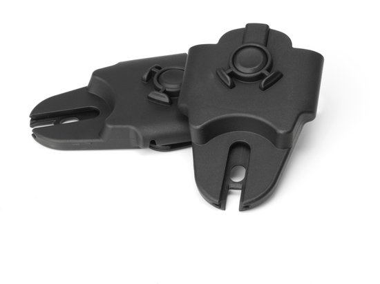 Twee zwarte Maxi-Cosi adapters voor een reiswieg, in elkaar geschoven op een witte achtergrond.