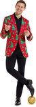 Man met rode kerstblazer met print van groene bomen en sterren, poseert met een gouden kerstbal.