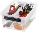 Doorzichtige opbergbox met zwarte clips, gevuld met gereedschap: nietpistool, mes en kabels.