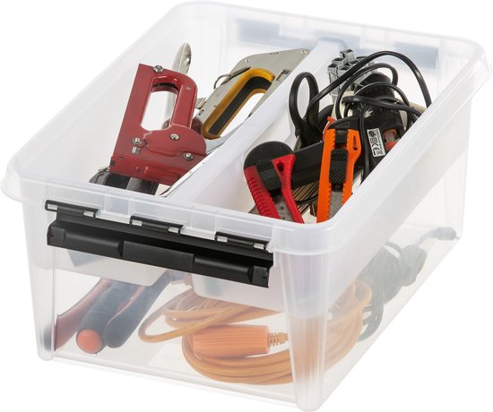 Doorzichtige opbergbox met zwarte clips, gevuld met gereedschap: nietpistool, mes en kabels.