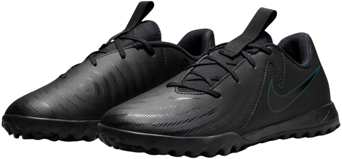 Zwarte Nike Phantom GX II Academy TF voetbalschoenen voor junioren met asymmetrische vetersluiting en synthetisch leren bo...