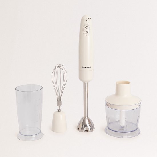 Witte staafmixer, maatbeker, garde en hakmolen op een lichte achtergrond.