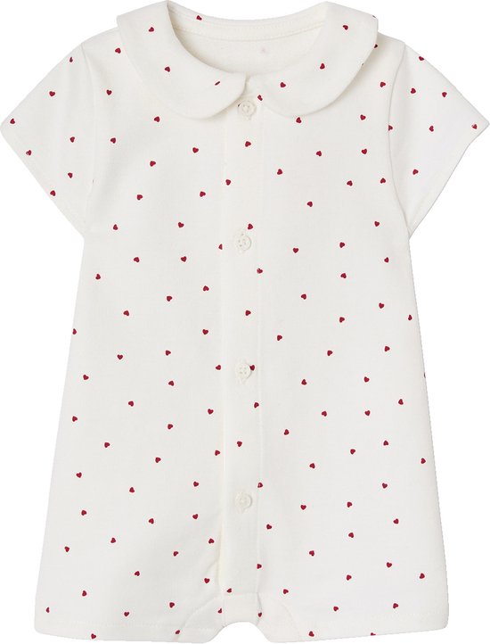 Wit boxpakje met ronde kraag en rode hartjesprint.