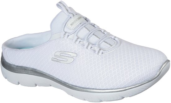 Witte SKECHERS instapper van de zijkant gezien, met zilverkleurige bies en een witte zool.