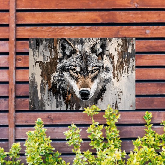 Abstract wolf schilderij op een houten schutting, omringd door groen.