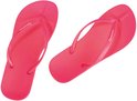 Fuchsia Ipanema teenslippers met patroon op de zool.