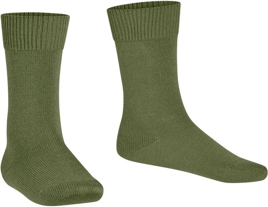 Twee groene Falke sokken, de linker met de voorkant naar boven, de rechter opzij.