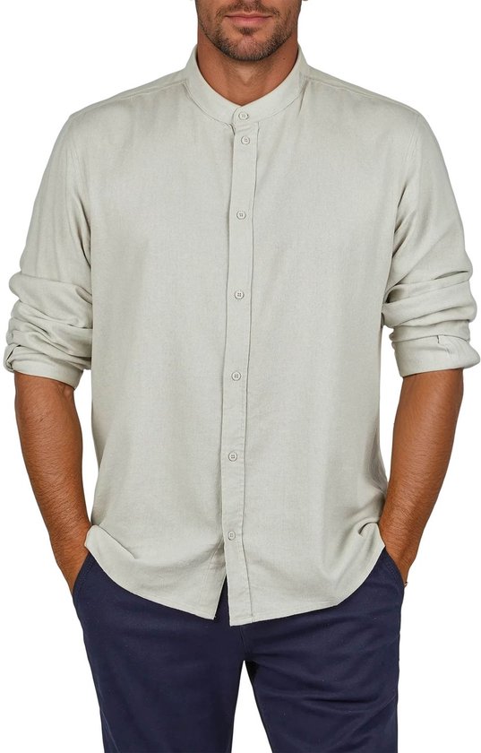 Man met beige linnen look overhemd met ronde kraag, opgerolde mouwen, broek met hoge taille.