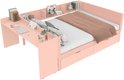 Roze slaapbank met bureau, boekenplanken, kussens en een uitgeschoven lade.