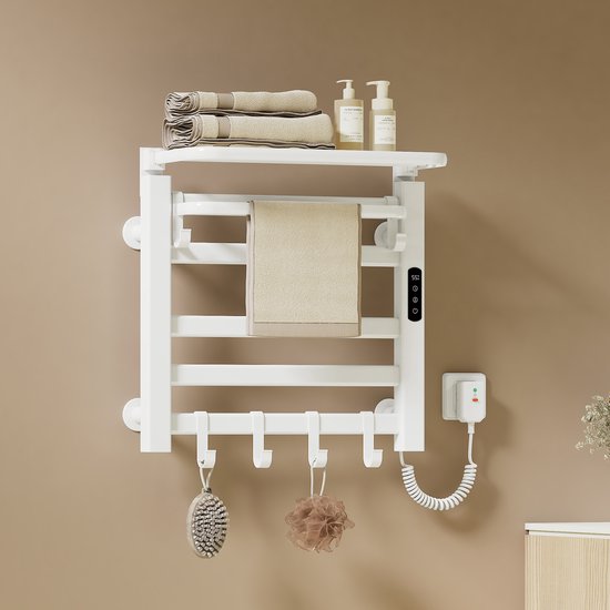 Wit, elektrisch handdoekrek met 5 haken, digitale display en stekker. Bovenop liggen handdoeken en zeeppompjes.