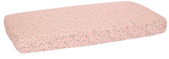 Roze hoeslaken met een fijn bloemenpatroon voor een babybed.