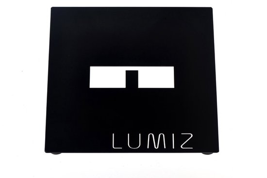 Zwarte vierkante metalen plaat met een rechthoekige uitsparing en het 'LUMIZ' logo.