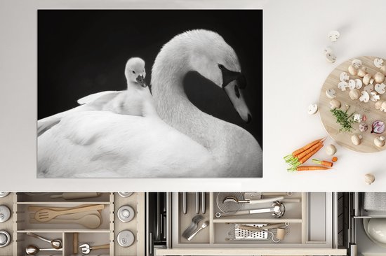 KitchenYeah® Inductie beschermer 77x59 cm - Dierenprofiel zwaan met jong in zwart-wit - Kookplaataccessoires - Afdekplaat voor kookplaat - Inductiebeschermer - Inductiemat - Inductieplaat mat
