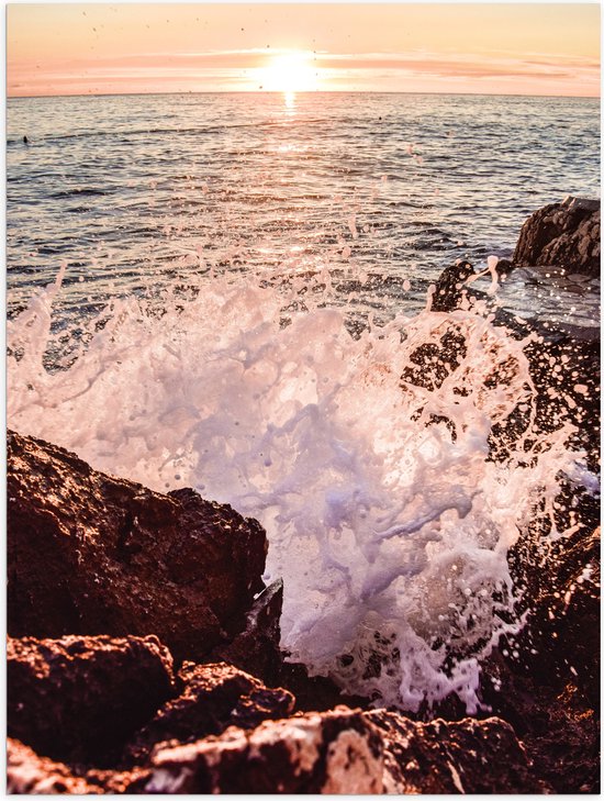Poster Glanzend – Zee - Stenen - Rotsen - Water - Schuim - Spetters - Zonsondergang - 30x40 cm Foto op Posterpapier met Glanzende Afwerking