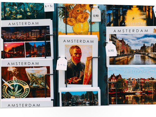 PVC Schuimplaat- Amsterdamse Ansichtkaarten in het Rek - 105x70 cm Foto op PVC Schuimplaat