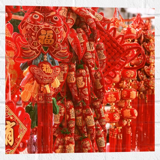 Muursticker - Kraam Vol Rode Chinese Versieringen - 50x50 cm Foto op Muursticker