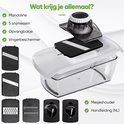 De Stosh mandoline met diverse snij-inzetstukken en accessoires. Tekst: "Wat krijg je allemaal?" met opsomming van onderdelen.