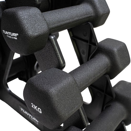 Detailopname van zwarte Tunturi dumbbells van 2kg op een rek.