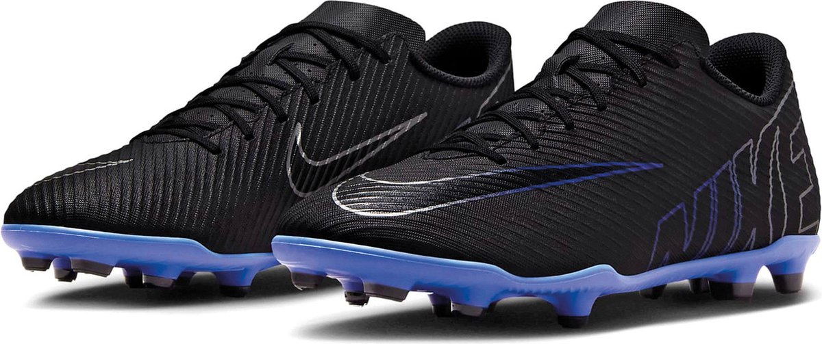 Zwarte Nike Mercurial Vapor 15 Club FG/MG voetbalschoenen met textuur voor grip en noppen voor grasvelden.