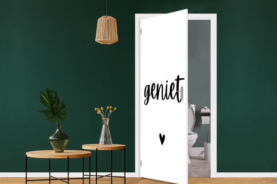 Porte blanche avec le texte noir 'geniet' et un petit cœur, avec des toilettes visibles.