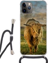 Hoesje met koord Geschikt voor iPhone 11 Pro Max - Schotse Hooglander - Gras - Berg - Siliconen - Crossbody - Backcover met Koord - Telefoonhoesje met koord - Hoesje met touw