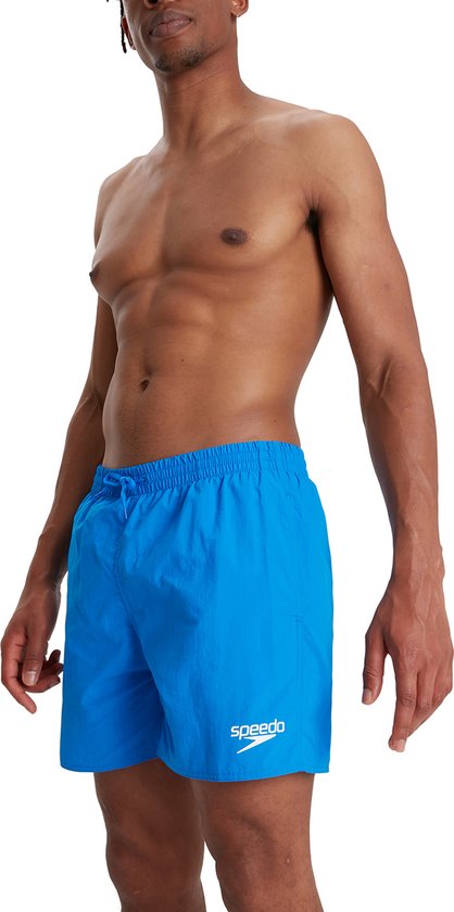Homme portant un short de bain Speedo bleu clair avec cordon et logo.