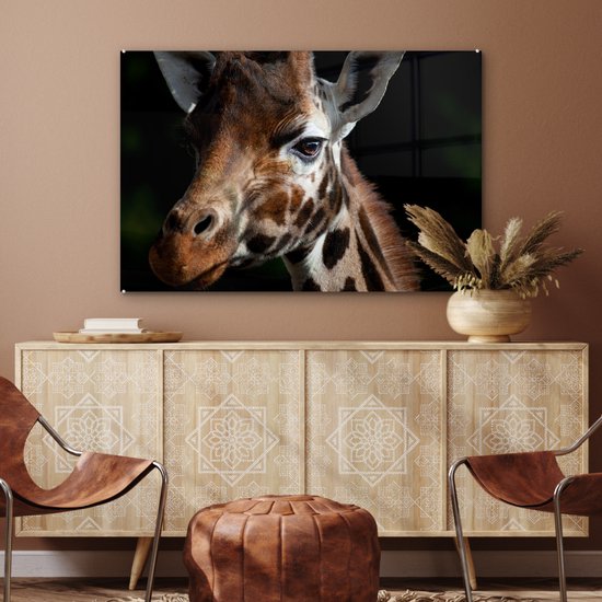 MuchoWow® Glasschilderij 90x60 cm - Schilderij acrylglas - Giraffe - Licht - Zwart - Foto op glas - Schilderijen