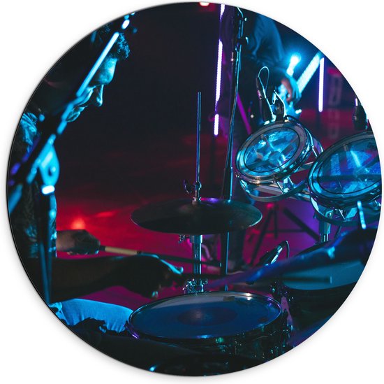 Dibond Muurcirkel - Drummer op het Podium bij Paarse Lampen - 70x70 cm Foto op Aluminium Muurcirkel (met ophangsysteem)