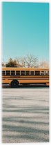 Acrylglas - Gele Schoolbus Rijdend onder Blauwe Lucht - 20x60 cm Foto op Acrylglas (Met Ophangsysteem)