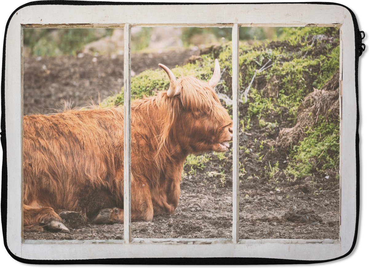 Laptophoes 13 inch - Schotse hooglander - Doorkijk - Natuur - Laptop sleeve - Binnenmaat 32x22,5 cm - Zwarte achterkant