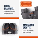 Zwarte BeerGear verrekijker met focuswiel, verstelbare breedte en informatie over oculairen.