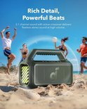 Draagbare luidspreker op het strand, met mensen op de achtergrond. Tekst: 'Rich Detail, Powerful Beats'.