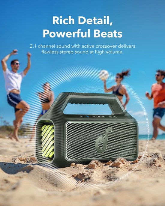 Draagbare luidspreker op het strand, met mensen op de achtergrond. Tekst: 'Rich Detail, Powerful Beats'.
