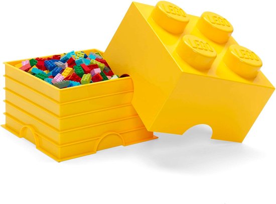 Gele LEGO opbergdoos met deksel, gevuld met gekleurde LEGO blokjes.