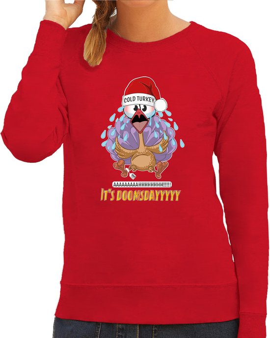 Close-up van rode sweater met opdruk van een verdrietige kalkoen met kerstmuts, tekst 'IT'S DOOMSDAYYYY'.
