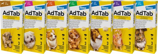 Zeven verpakkingen AdTab voor honden en katten, met illustraties van dieren.