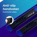 Zwart, anti-slip handvat van een springtouw met blauwe dop en textuur.