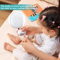 Vrolijke witte elektrische nagelknipper, rond en gebruiksvriendelijk voor kinderen. Knip de nagels van een kind.
