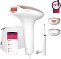 Wit Philips Lumea Advanced IPL ontharingsapparaat met rosé gouden accenten, accessoires, toilettas en smartphone.