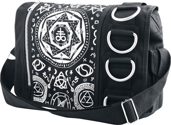 Zwarte schoudertas met een witte occult print, rits en metalen ringen.