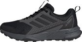 Zwarte Adidas Terrex trailrunningschoen met grijze details en zool, tekst 'LIGHTMOTION' op zool.